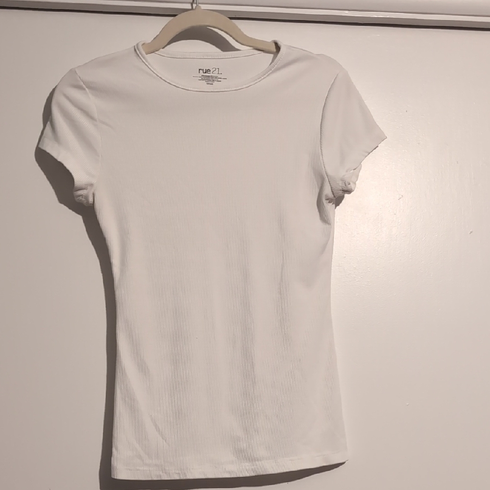 Rue21 White Short Sleeve Fitted T-Shirt